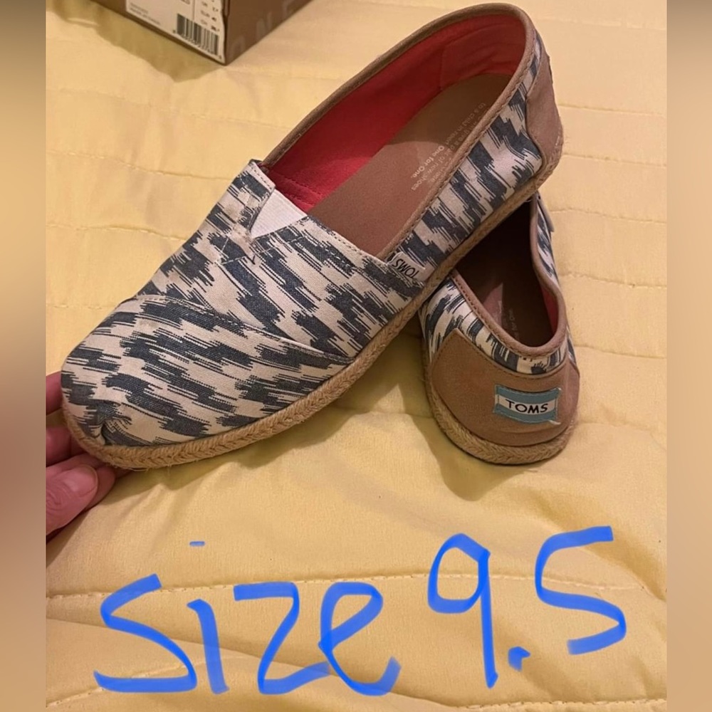Women’s size 9.5 Toms